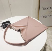 Треугольная женская сумка фото