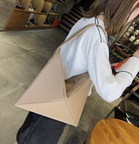 Треугольная женская сумка фото