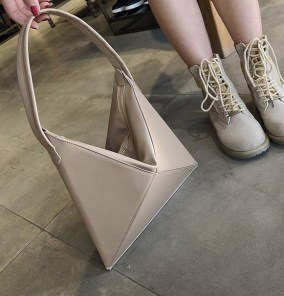 Треугольная женская сумка фото