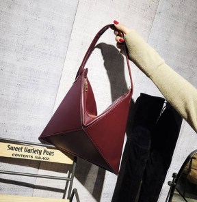 Треугольная женская сумка фото