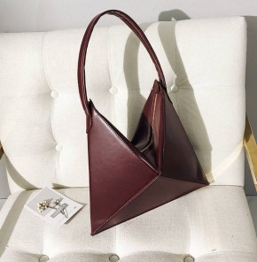 Треугольная женская сумка фото