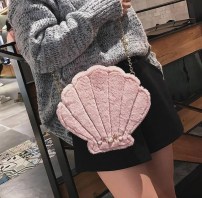 Плюшевый женский клатч в виде ракушки фото