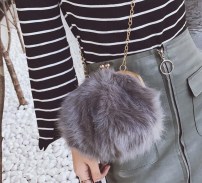 Меховый пушистый клатч фото