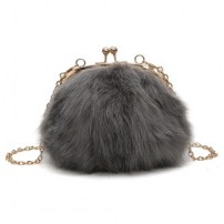 Меховый пушистый клатч фото