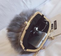 Меховый пушистый клатч фото