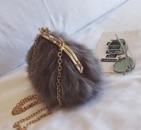 Меховый пушистый клатч фото
