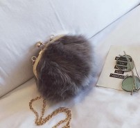 Меховый пушистый клатч фото