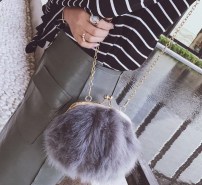 Меховый пушистый клатч фото