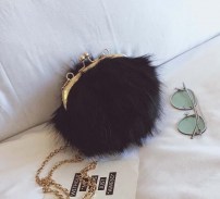 Меховый пушистый клатч фото