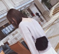 Меховый пушистый клатч фото