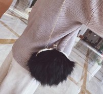 Меховый пушистый клатч фото