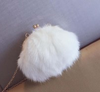 Меховый пушистый клатч фото