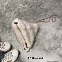 Треугольный меховый клатч фото