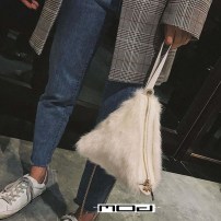 Треугольный меховый клатч