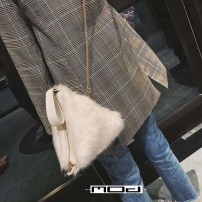 Треугольный меховый клатч фото