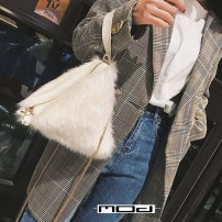 Треугольный меховый клатч фото