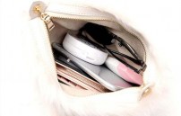 Треугольный меховый клатч фото