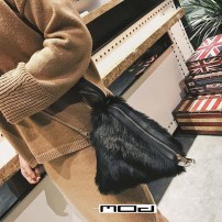 Треугольный меховый клатч фото