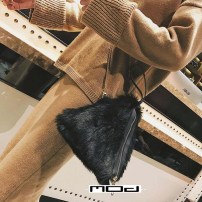 Треугольный меховый клатч фото