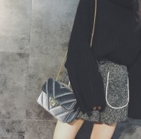 Маленький велюровый клатч на цепочке фото