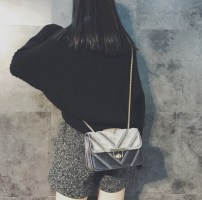 Маленький велюровый клатч на цепочке фото