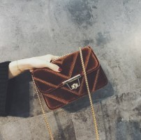 Маленький велюровый клатч на цепочке фото