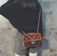 Маленький велюровый клатч на цепочке фото