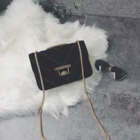 Маленький велюровый клатч на цепочке фото