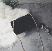 Маленький велюровый клатч на цепочке фото