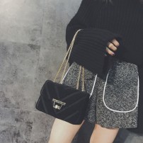 Маленький велюровый клатч на цепочке фото