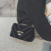 Маленький велюровый клатч на цепочке фото