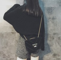 Маленький велюровый клатч на цепочке фото