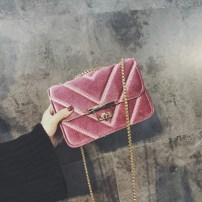 Маленький велюровый клатч на цепочке фото