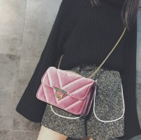 Маленький велюровый клатч на цепочке фото