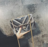 Маленький велюровый клатч на цепочке фото