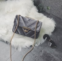 Маленький велюровый клатч на цепочке фото