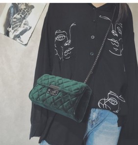 Классический велюровый женский клатч фото