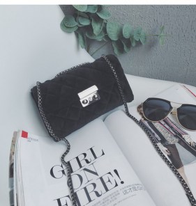 Классический велюровый женский клатч фото