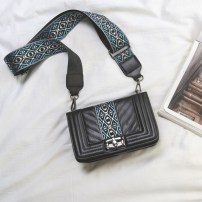 Женский клатч с широким ремешком с узором фото