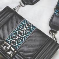 Женский клатч с широким ремешком с узором фото