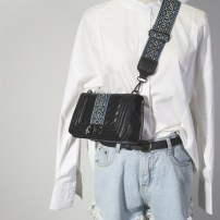 Женский клатч с широким ремешком с узором фото