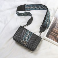 Женский клатч с широким ремешком с узором фото