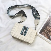 Женский клатч с широким ремешком с узором фото