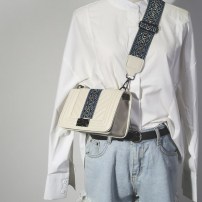 Женский клатч с широким ремешком с узором фото