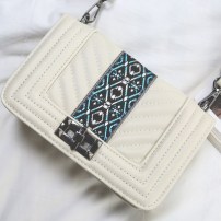 Женский клатч с широким ремешком с узором фото