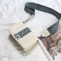 Женский клатч с широким ремешком с узором фото