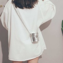 Мини сумка в форме бочки с цепочкой фото