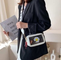 Прозрачная сумка клатч с ромашкой фото