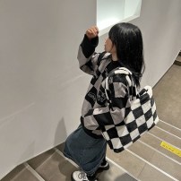 Меховая квадратная сумка в черно белую клетку фото