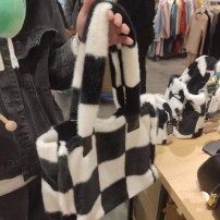 Меховая квадратная сумка в черно белую клетку фото